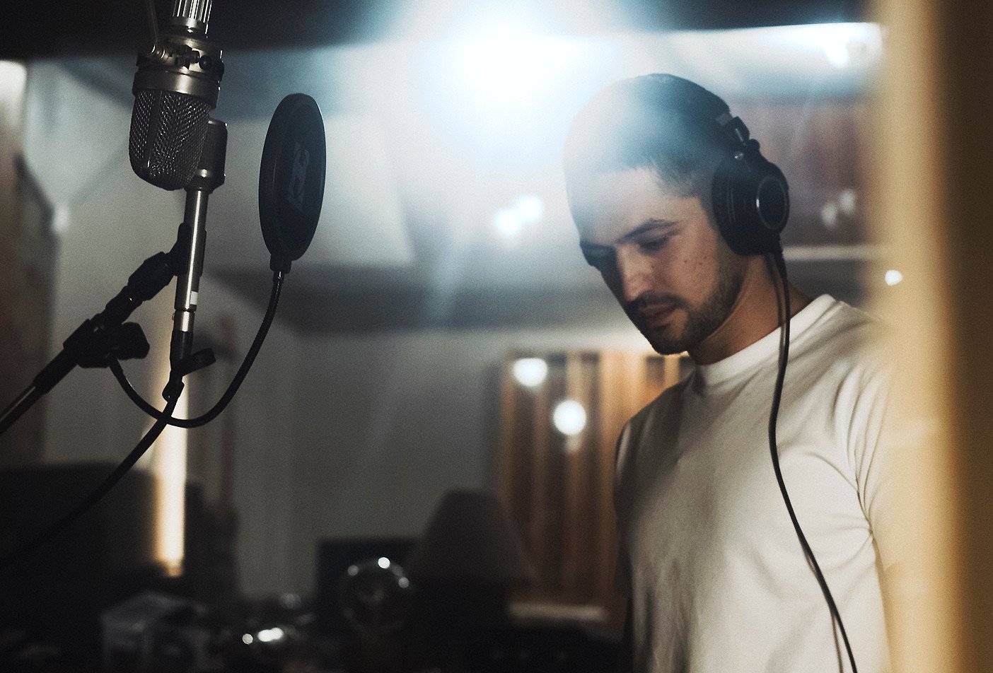 Gabriel Leone estreia em 28 de abril, no clube Manouche