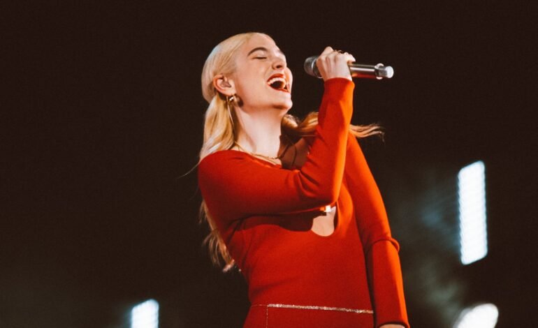 A cantora Lorde chega ao Brasil em 2025 para apresentar