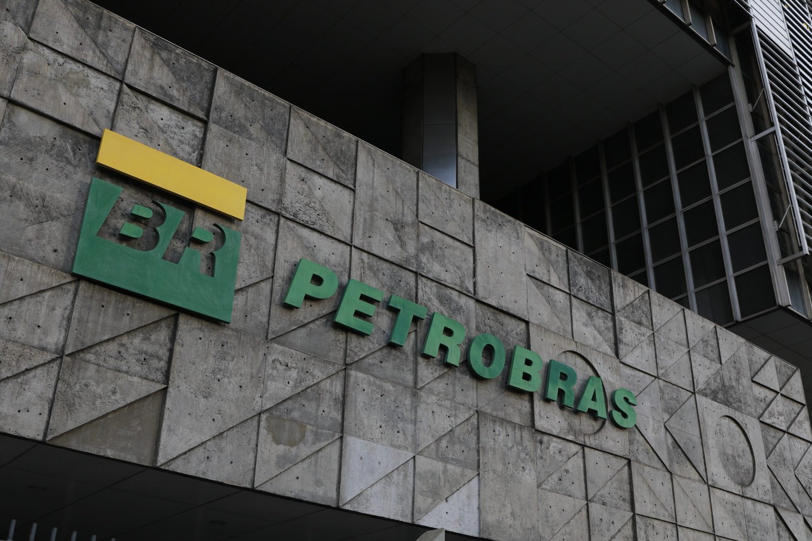 A Petrobras informou nesta quinta-feira (26) que aumentará