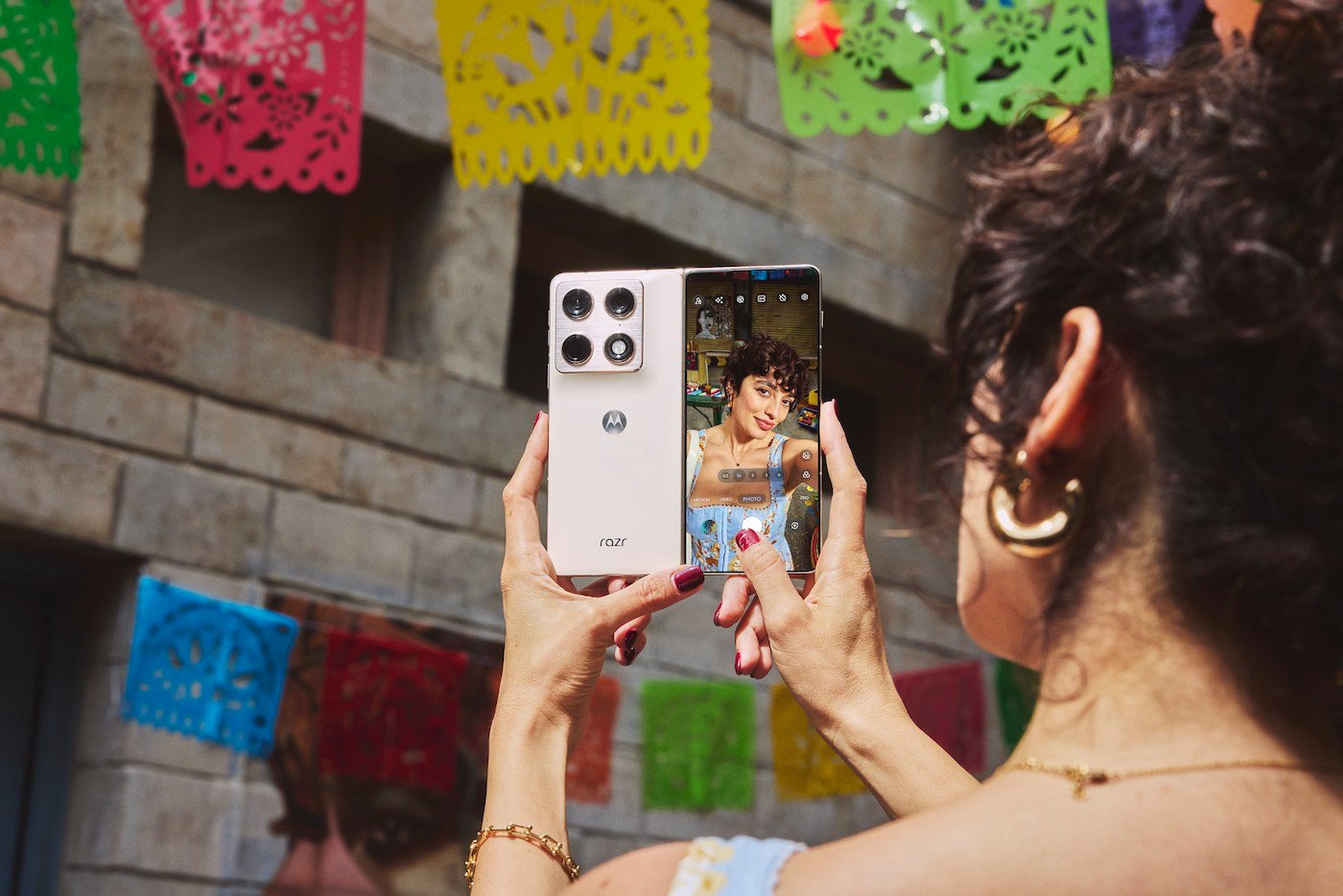 Motorola lança moto razr fold seu primeiro celular dobrável