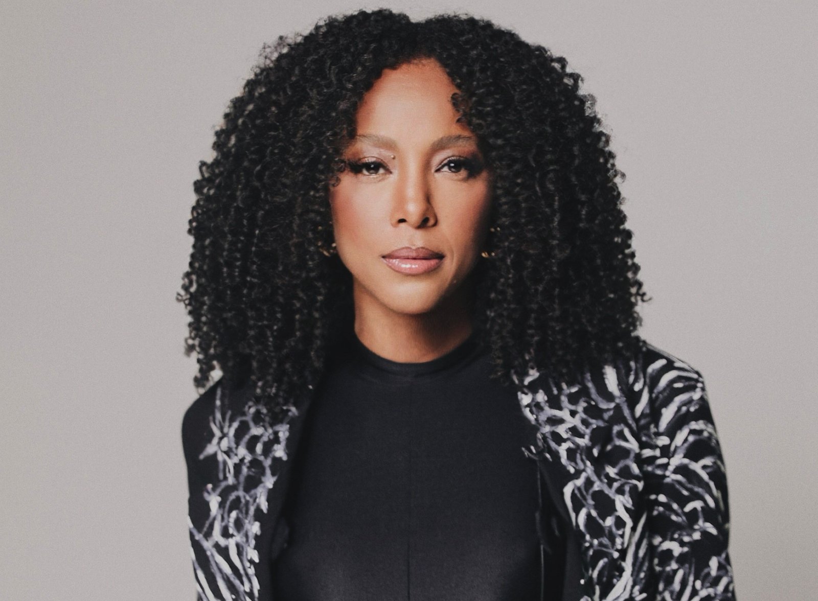 A cantora Negra Li foi entrevistada ao vivo no podcast