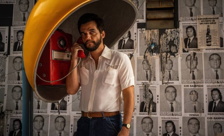 Wagner Moura foi fotografado usando um orelhão amarelo