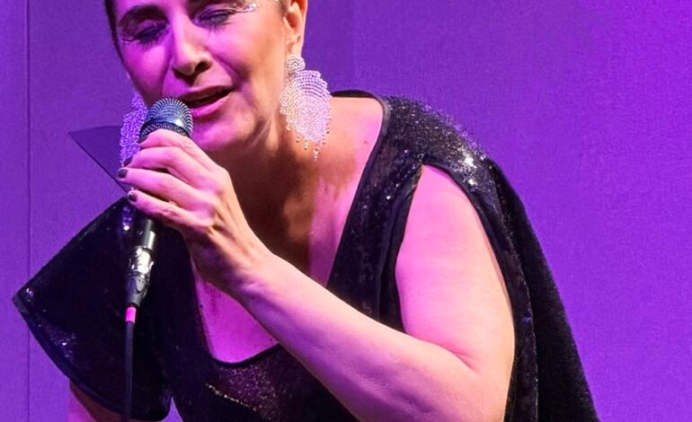 A cantora mineira Paula Santoro apresentou o show