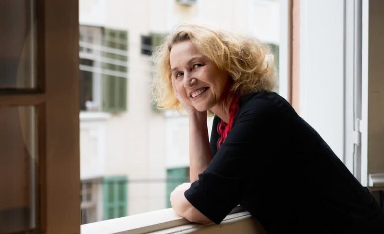 A atriz Kelzy Ecard enfrentou um câncer de mama agressivo