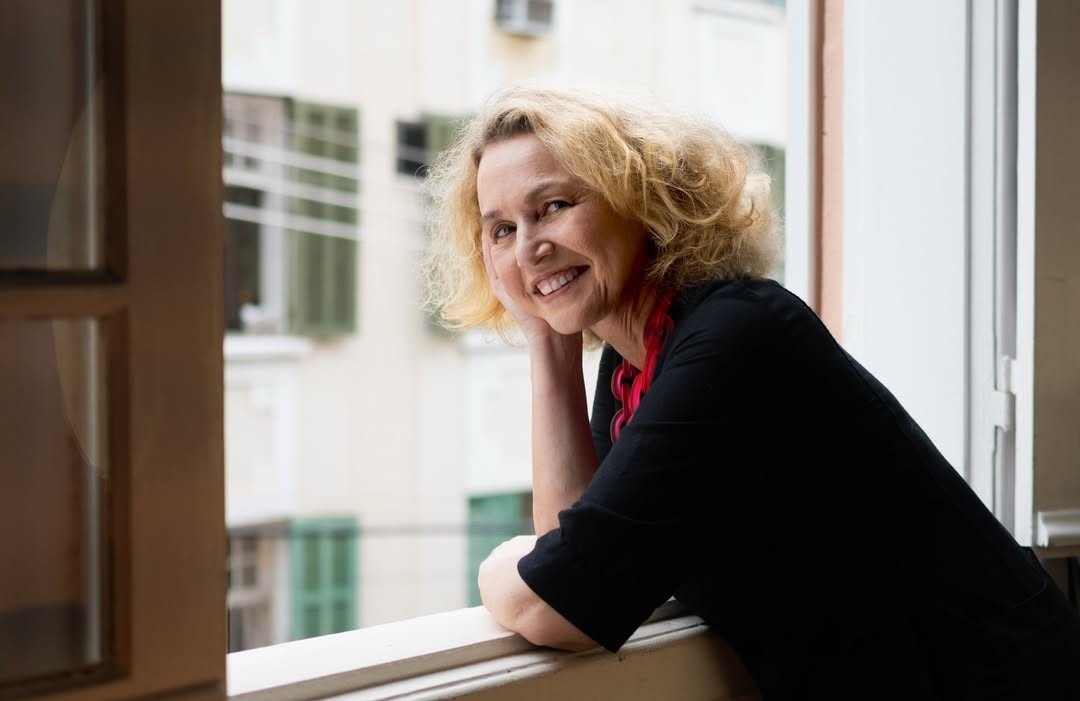 A atriz Kelzy Ecard enfrentou um câncer de mama agressivo