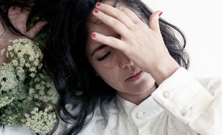 A cantora e compositora Tiê lança o quinto álbum solo