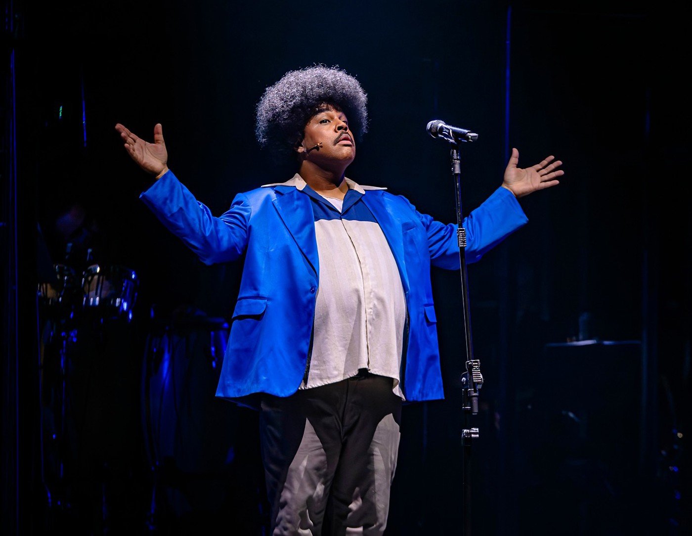 Thór Júnior emula com perfeição o canto e os maneirismos