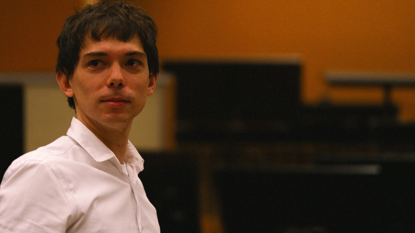 O pianista e compositor pernambucano Vitor Araújo lança