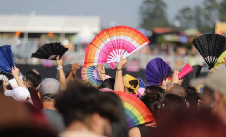 No Lollapalooza 2026, os leques foram os acessórios