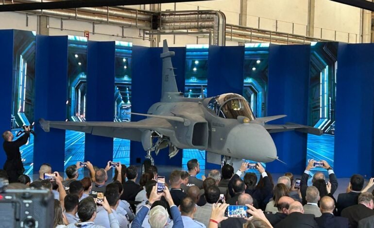 Presidente Lula participa de apresentação do primeiro caça