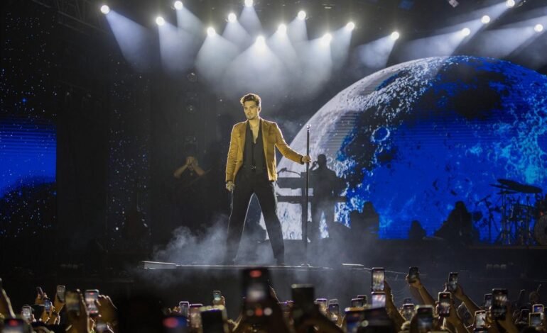 O cantor Luan Santana realizou um show na noite deste