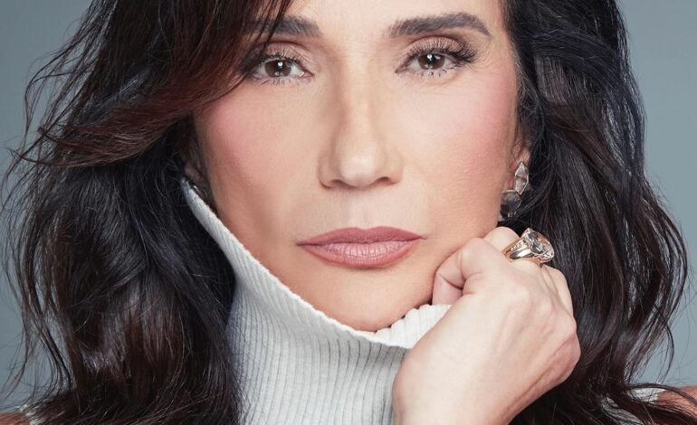 Maria Izildinha Possi, conhecida como Zizi Possi, completa