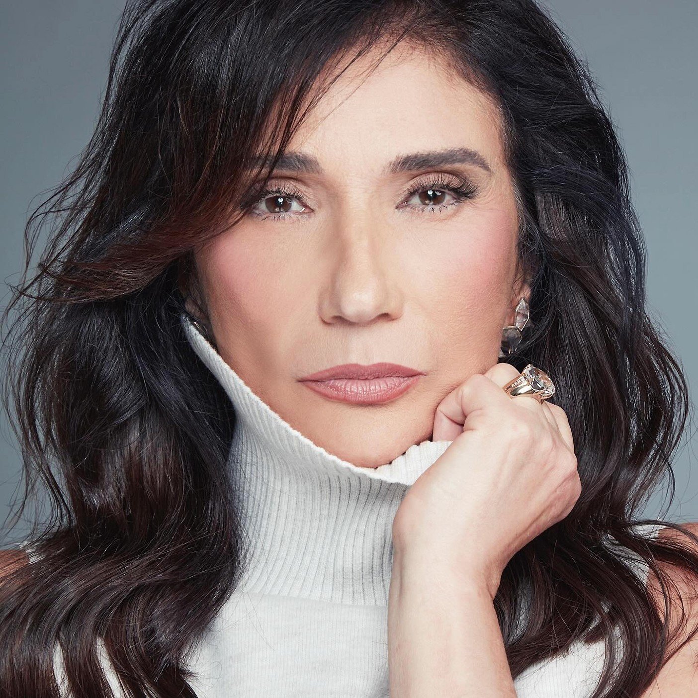 Maria Izildinha Possi, conhecida como Zizi Possi, completa