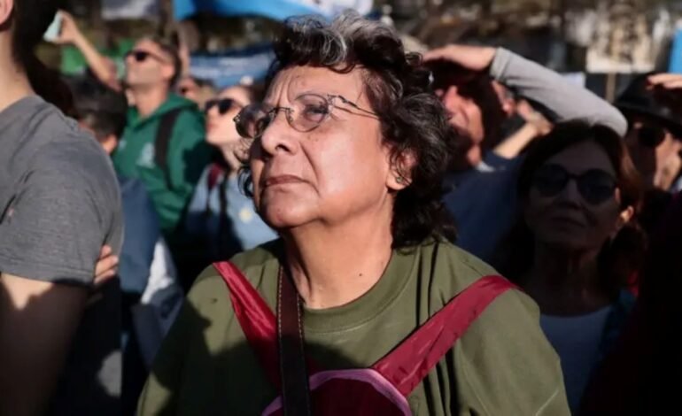 Antonela trabalha de segunda a sábado em um