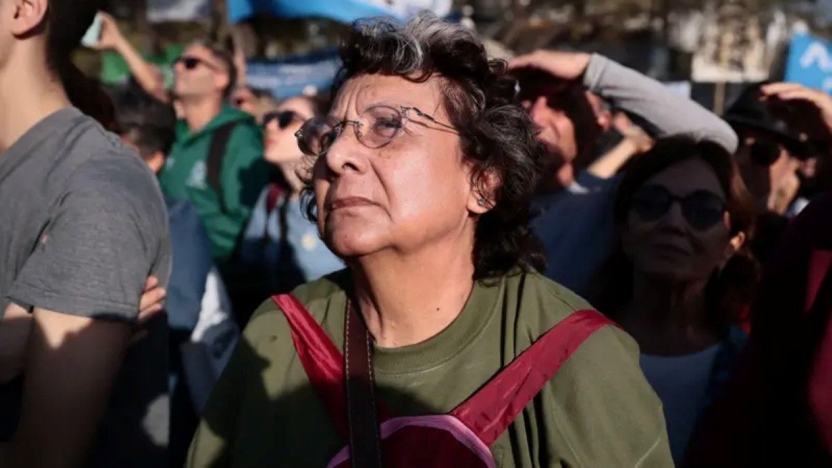 Antonela trabalha de segunda a sábado em um