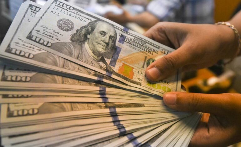 O dólar abriu o dia nesta terça-feira (28) cotado a