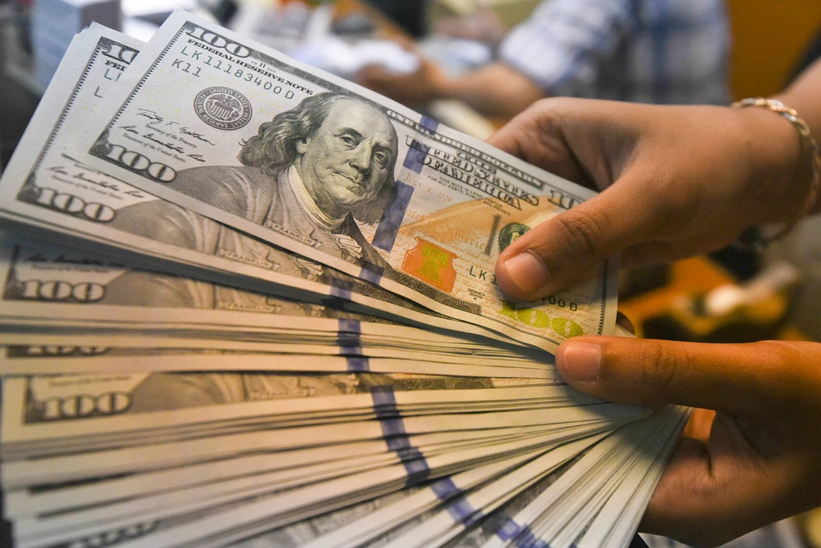 O dólar abriu o dia nesta terça-feira (28) cotado a