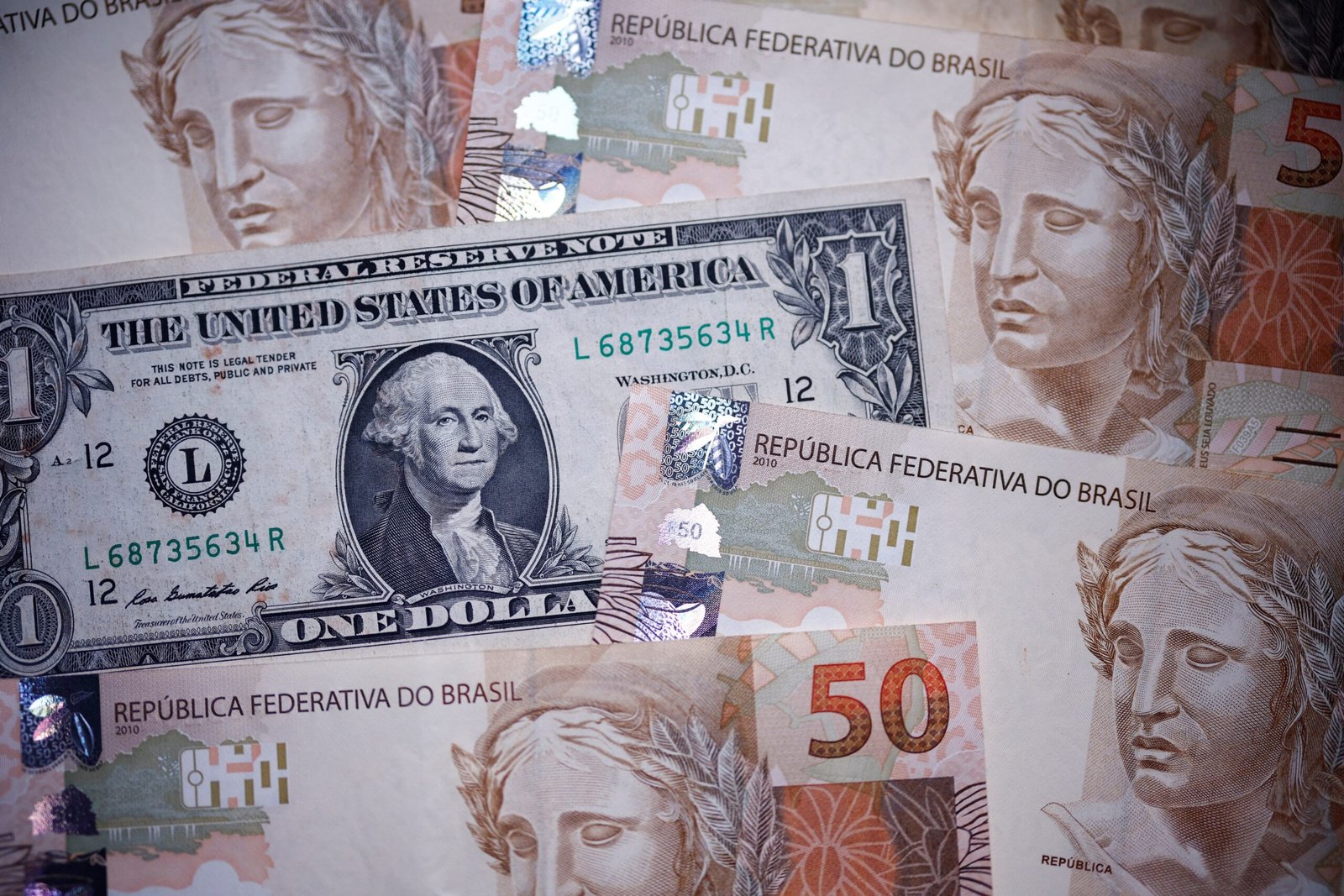 Entenda o que faz o preço do dólar