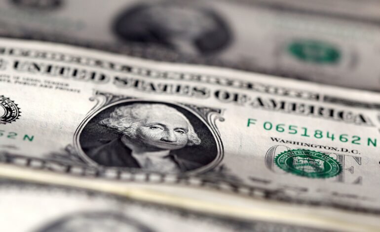 O dólar iniciou a sessão desta sexta-feira (10)