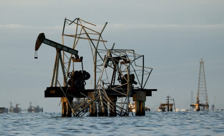 Os preços do petróleo subiram mais de 7% nesta segunda-feira