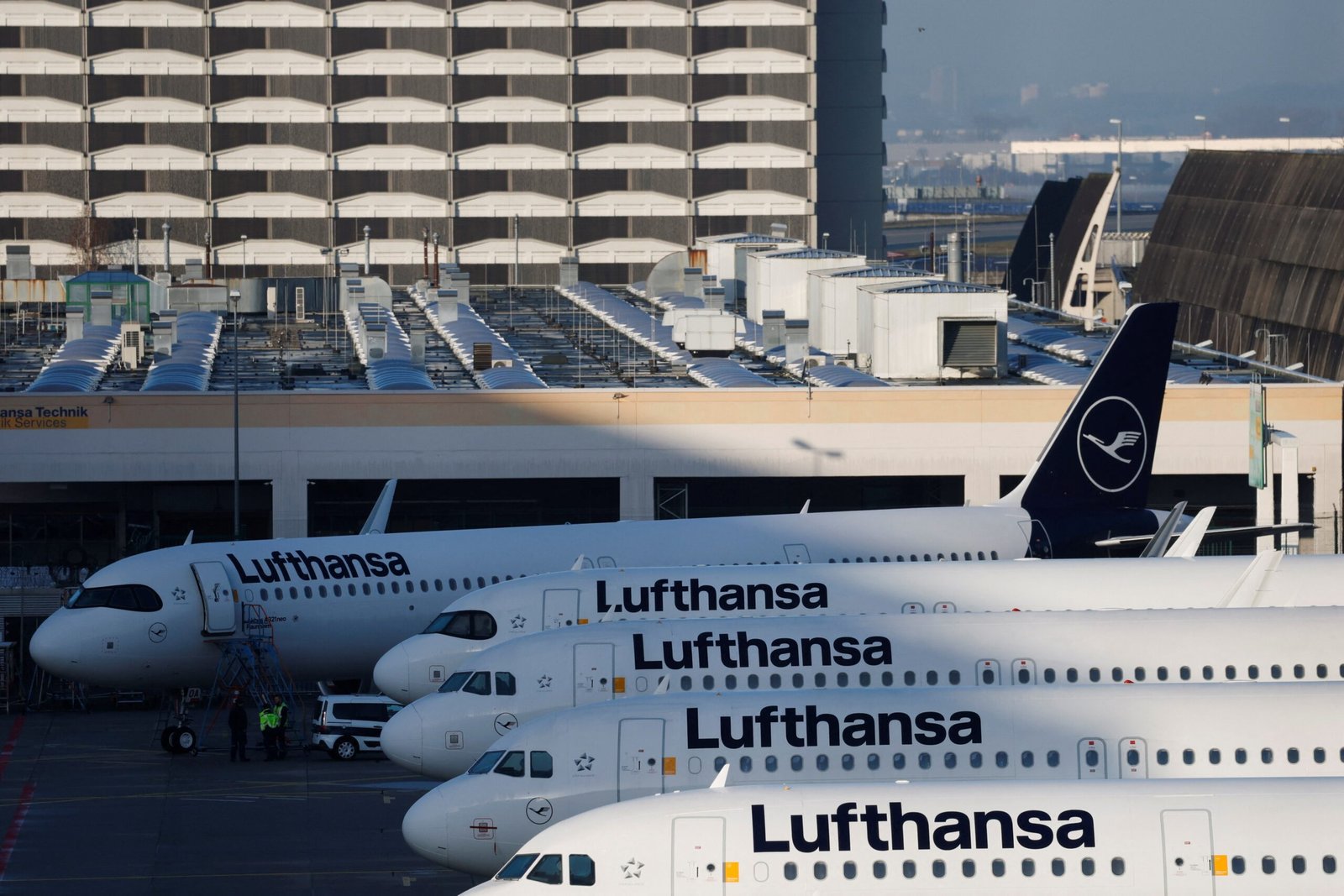 Comissários de voo da Lufthansa realizam greve desde