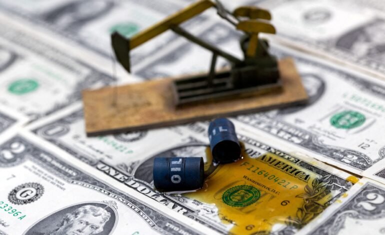 O dólar encerrou a segunda-feira (13) cotado a