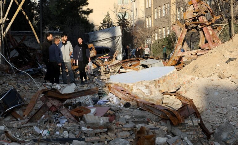 Pessoas observam um prédio destruído após um ataque