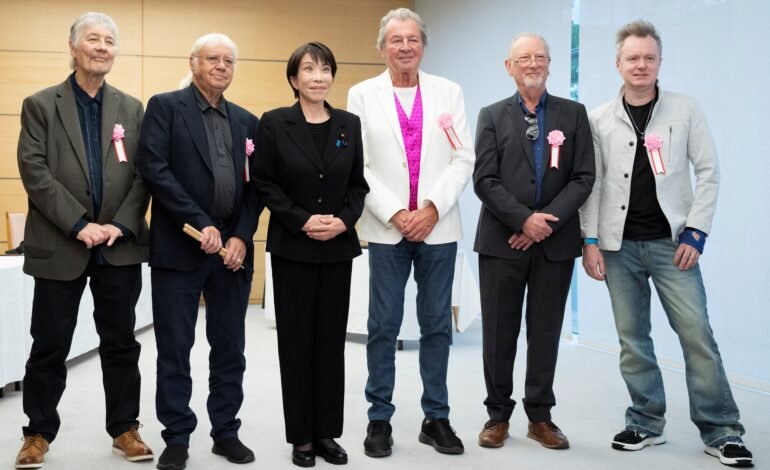 A primeira-ministra japonesa, Sanae Takaichi, se encontra co