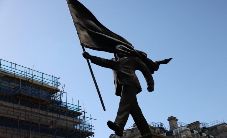 Banksy instalou uma estátua de um homem segurando