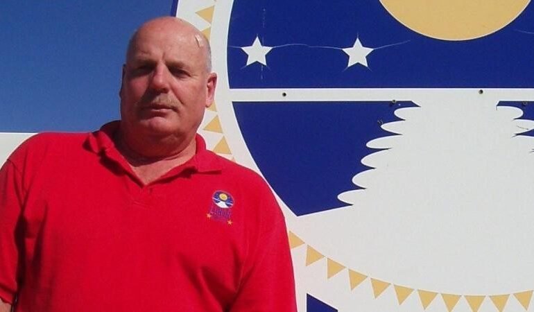 O americano Dennis Hope afirma ter se tornado