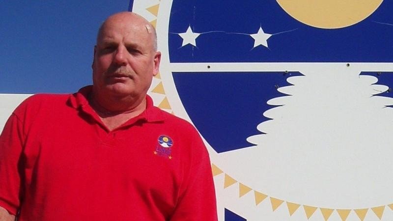 O americano Dennis Hope afirma ter se tornado