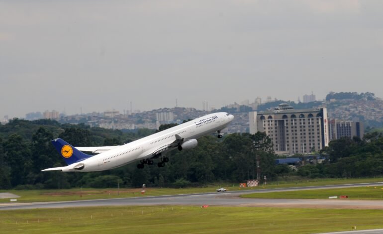 Especialistas recomendam comprar passagens aéreas o mais ced