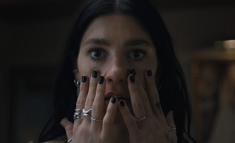 A minissérie “Algo Horrível Vai Acontecer” estreou em