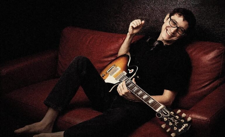 Alvin L, compositor, cantor e guitarrista baiano radicado