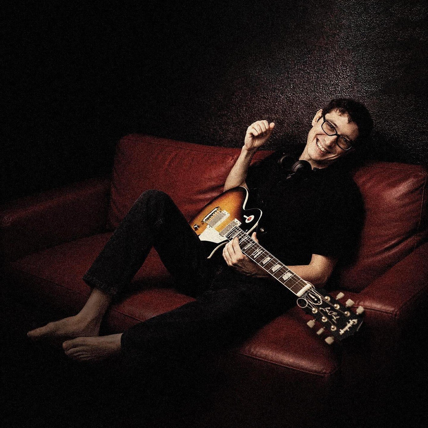 Alvin L, compositor, cantor e guitarrista baiano radicado