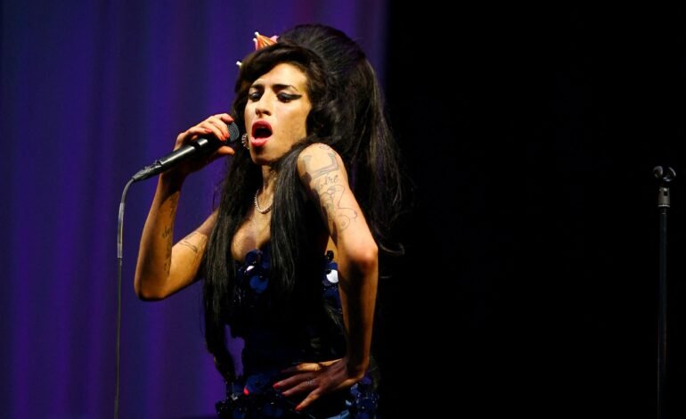 O pai de Amy Winehouse perdeu uma ação judicial contra