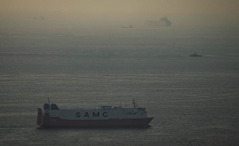 Navios parados em rotas marítimas internacionais causam atra