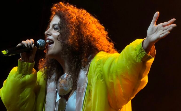 A cantora e compositora Céu apresentou na noite