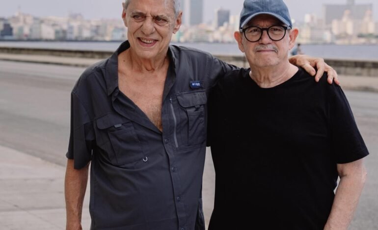 O cantor e compositor brasileiro Chico Buarque chegou