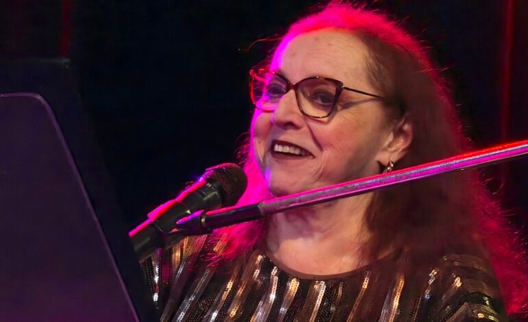 A cantora Cida Moreira apresenta no Teatro Rival