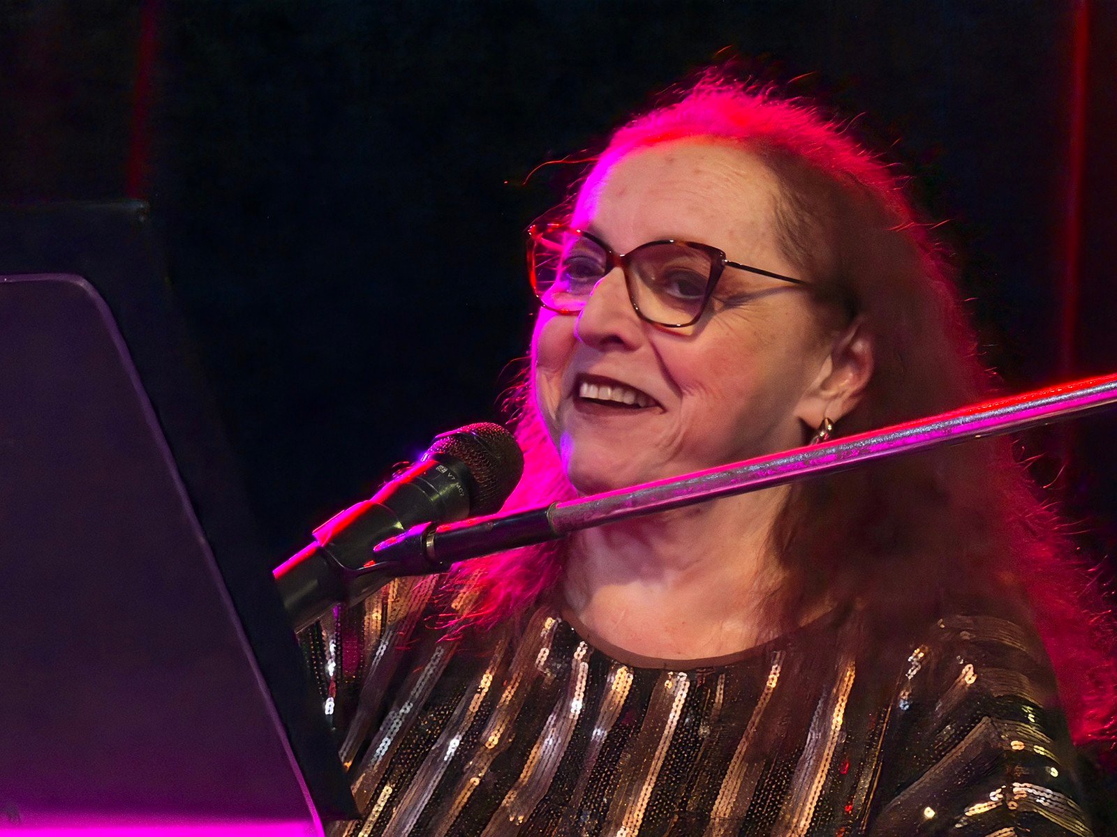 A cantora Cida Moreira apresenta no Teatro Rival