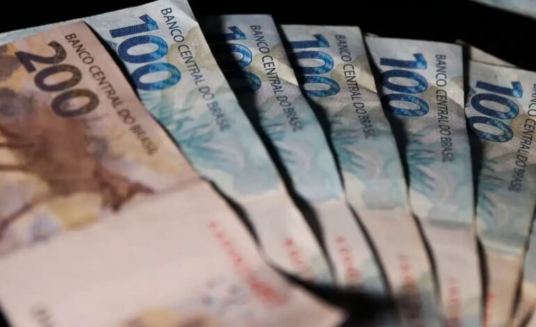 Aposentados, pensionistas e beneficiários de auxílios do INS