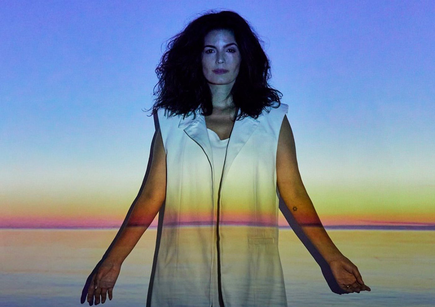 Emanuelle araújo lança álbum corra para o mar com músicas af