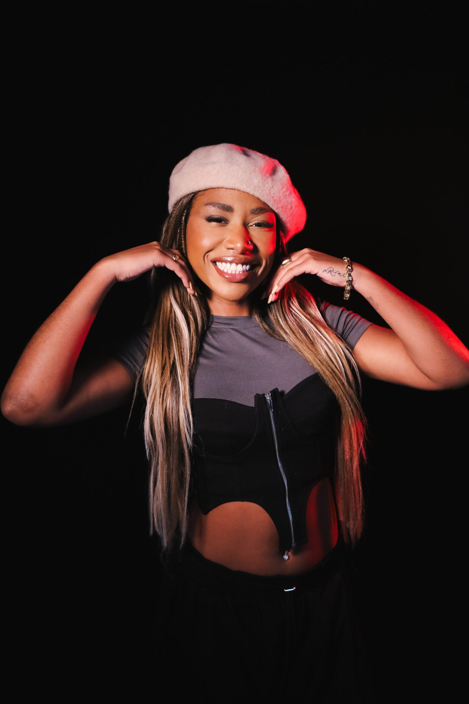 A rapper Ebony comentou o feat com Anitta no novo