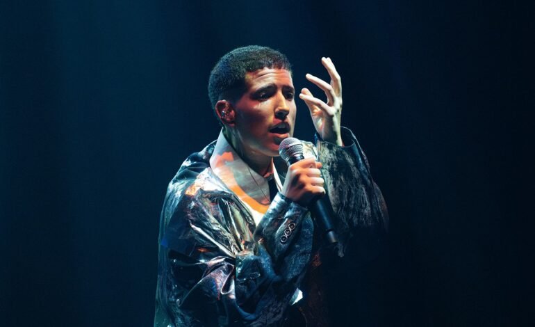 Sob direção musical do baterista Pupillo, Fitti interpreta