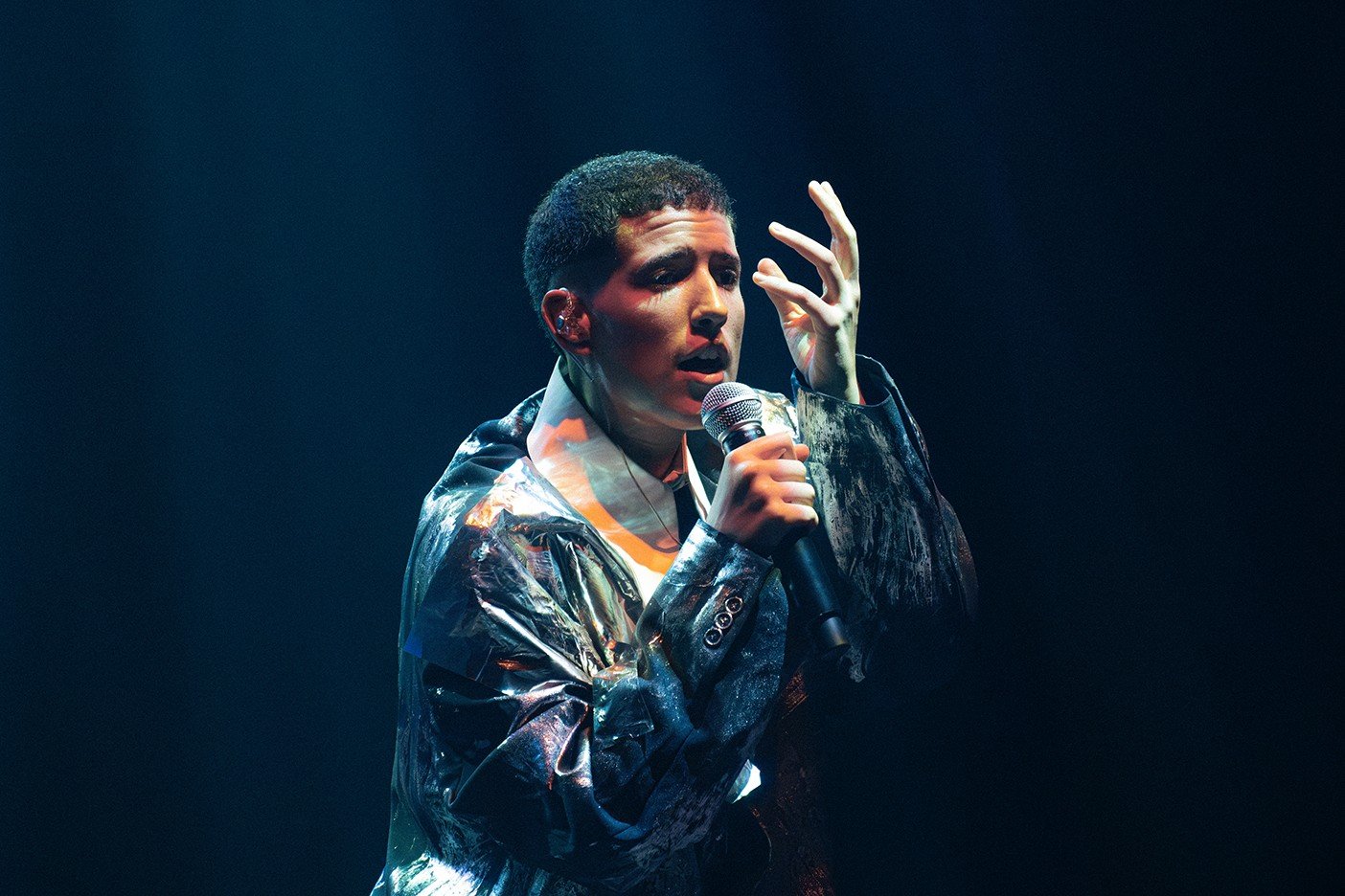 Sob direção musical do baterista Pupillo, Fitti interpreta