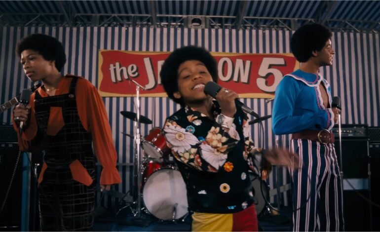 ‘Michael’, cinebiografia do rei do pop, emociona com