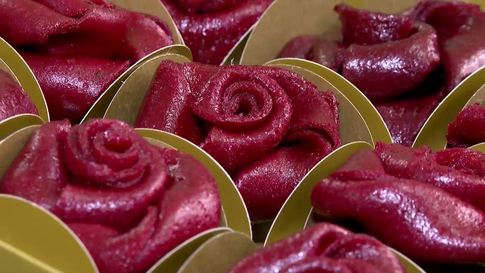 Frutas e legumes que seriam descartados viram couro