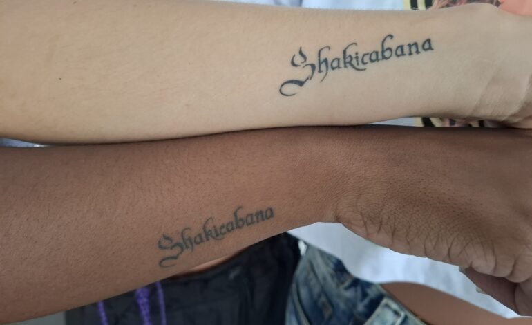 Duas amigas do Rio de Janeiro tatuaram a expressão “Shakicab