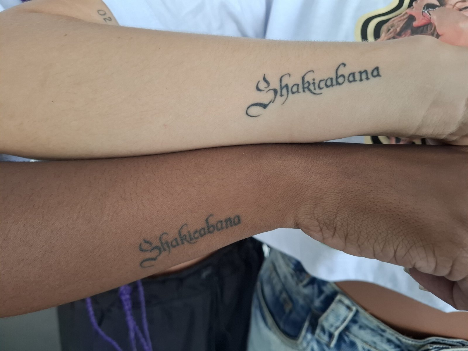 Duas amigas do Rio de Janeiro tatuaram a expressão “Shakicab